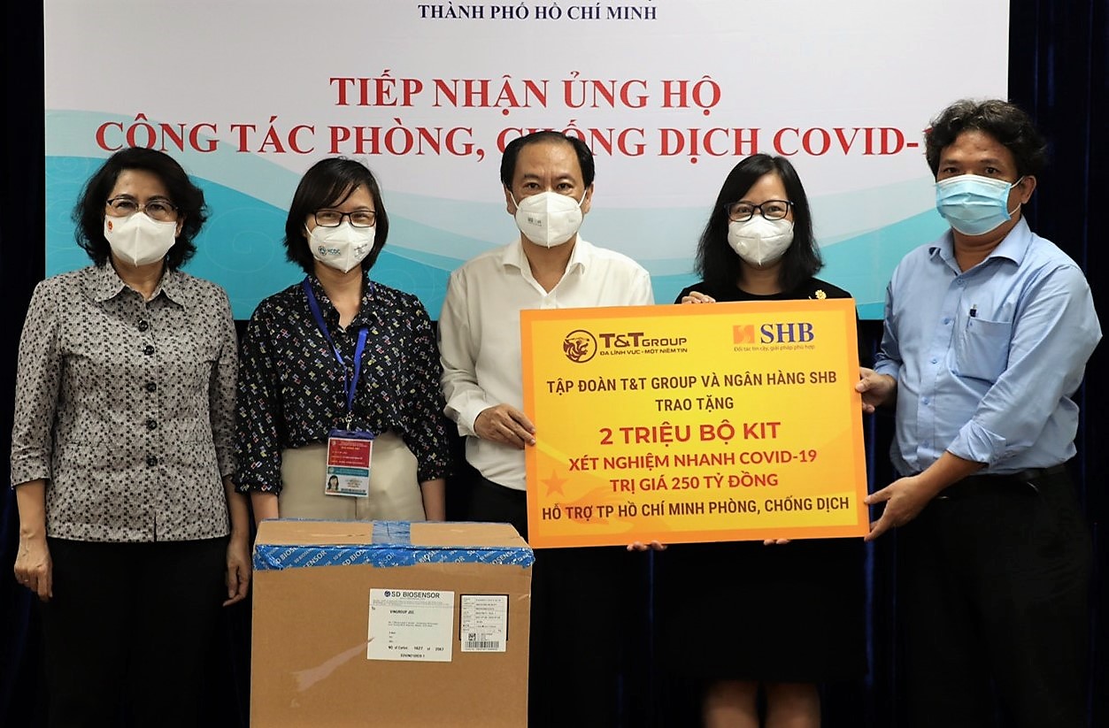 T T Group và Ngân hàng SHB trao tặng TP HCM 
2 triệu bộ kit xét nghiệm nhanh COVID-19 trị giá 250 tỷ đồng
