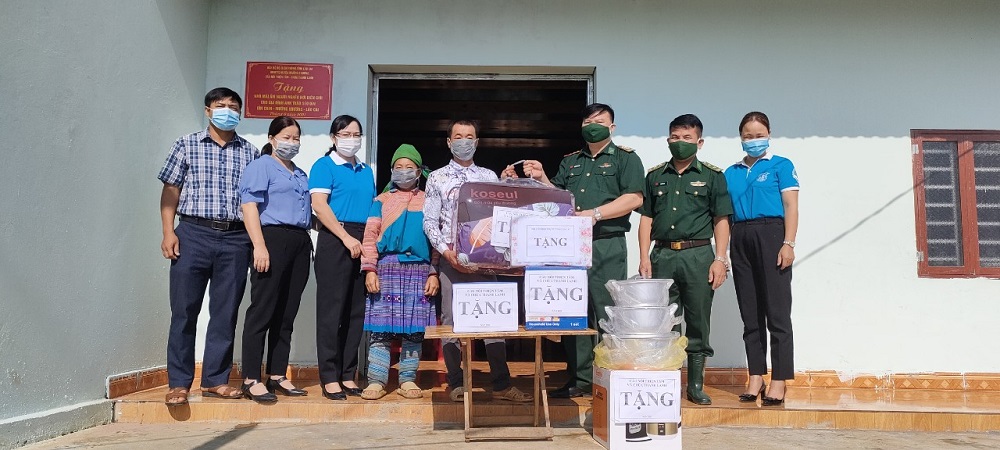 Bàn giao 2 căn nhà cho hộ nghèo nơi biên giới