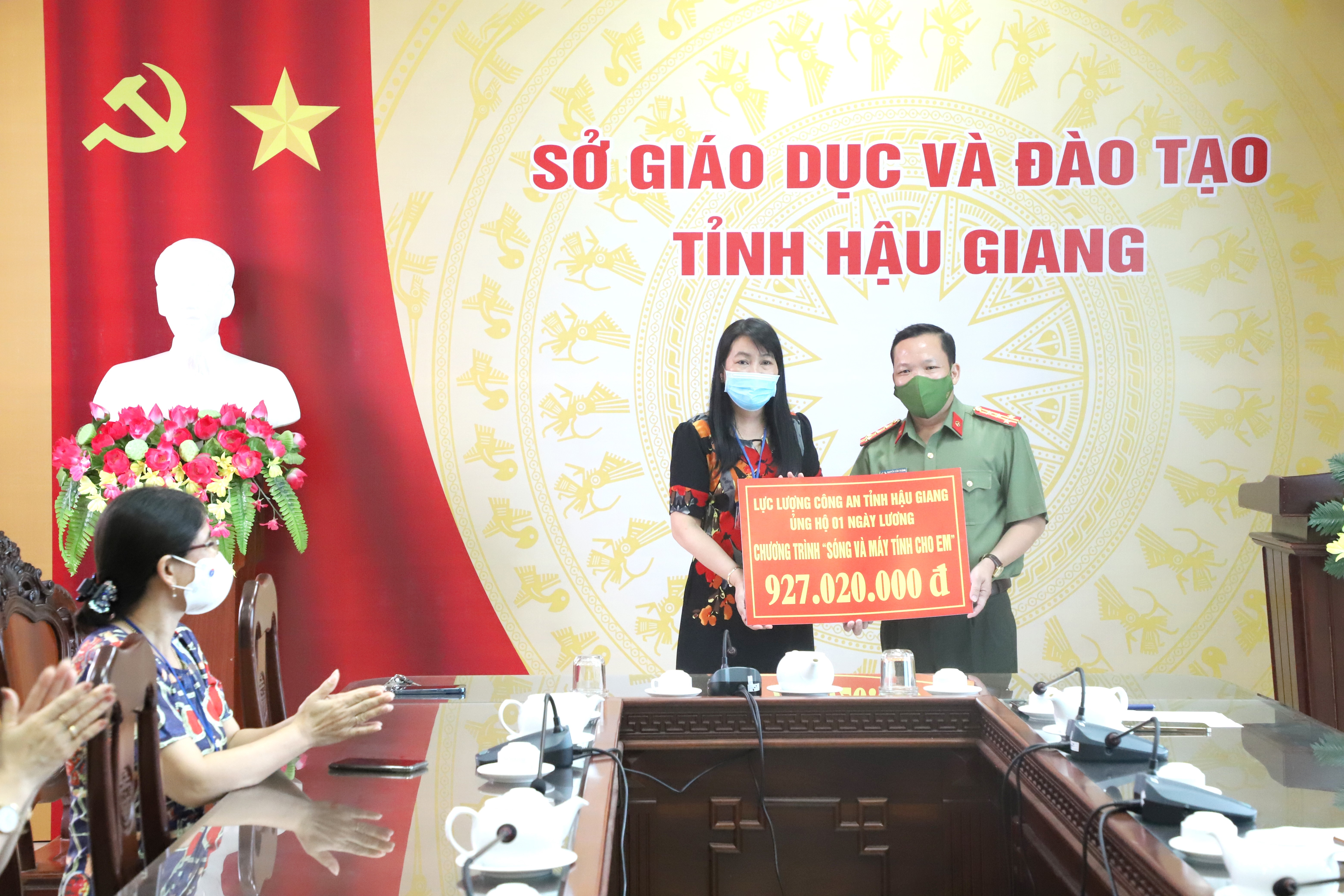 Công an Hậu Giang Hơn 927 triệu đồng ủng hộ chương trình “Sóng và máy tính cho em”

​