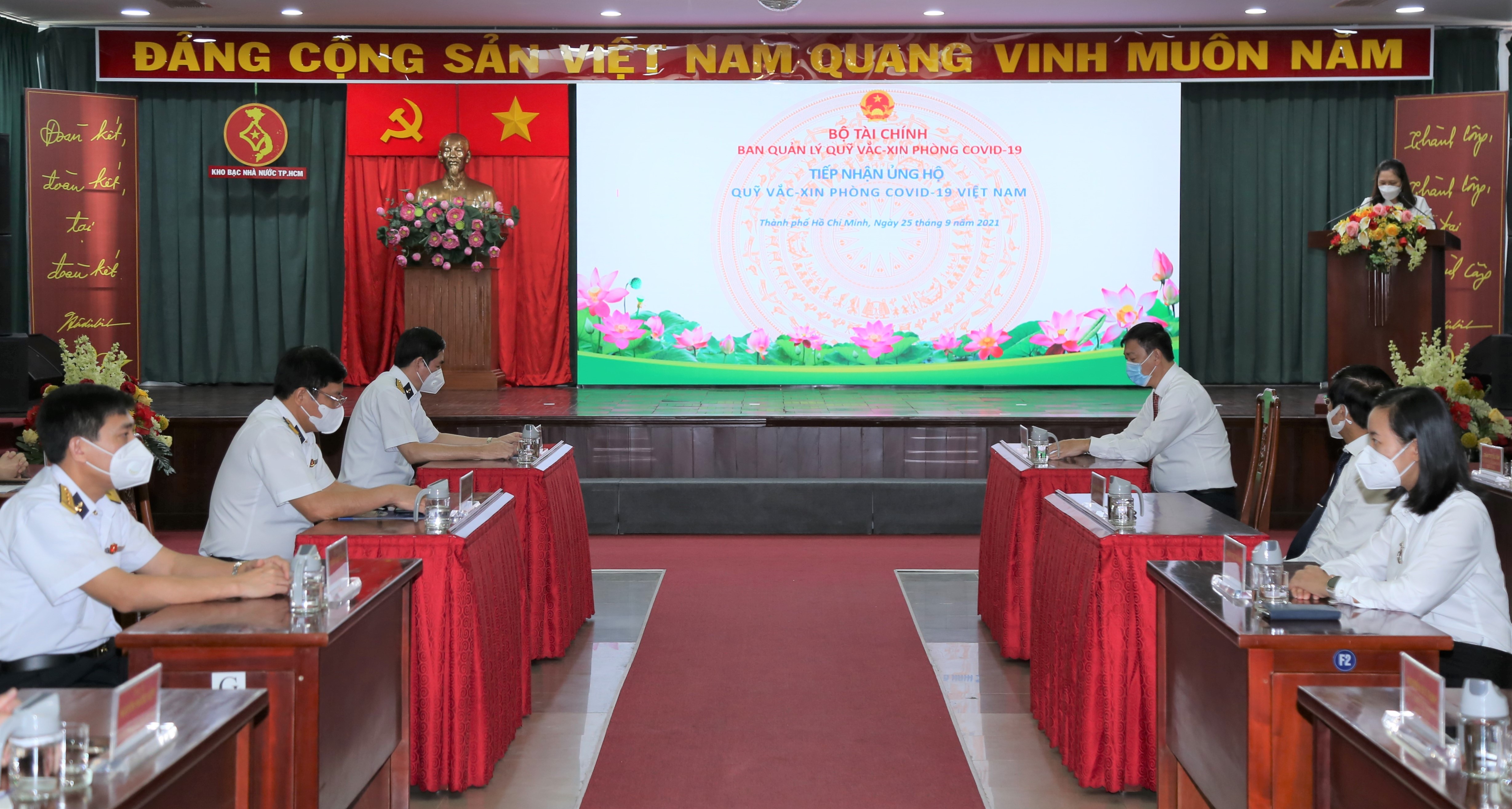 Tổng Công ty Tân cảng Sài Gòn ủng hộ 50 tỷ đồng vào Quỹ vắc xin phòng, chống COVID-19