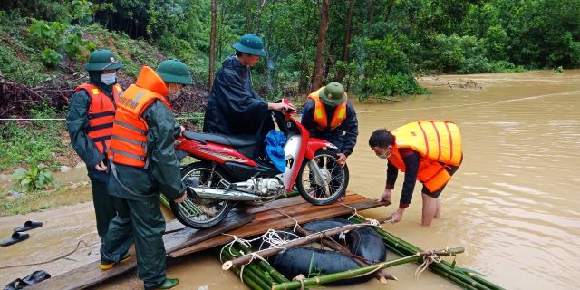 Bộ đội Biên phòng Nghệ An hỗ trợ người dân trong mưa lũ