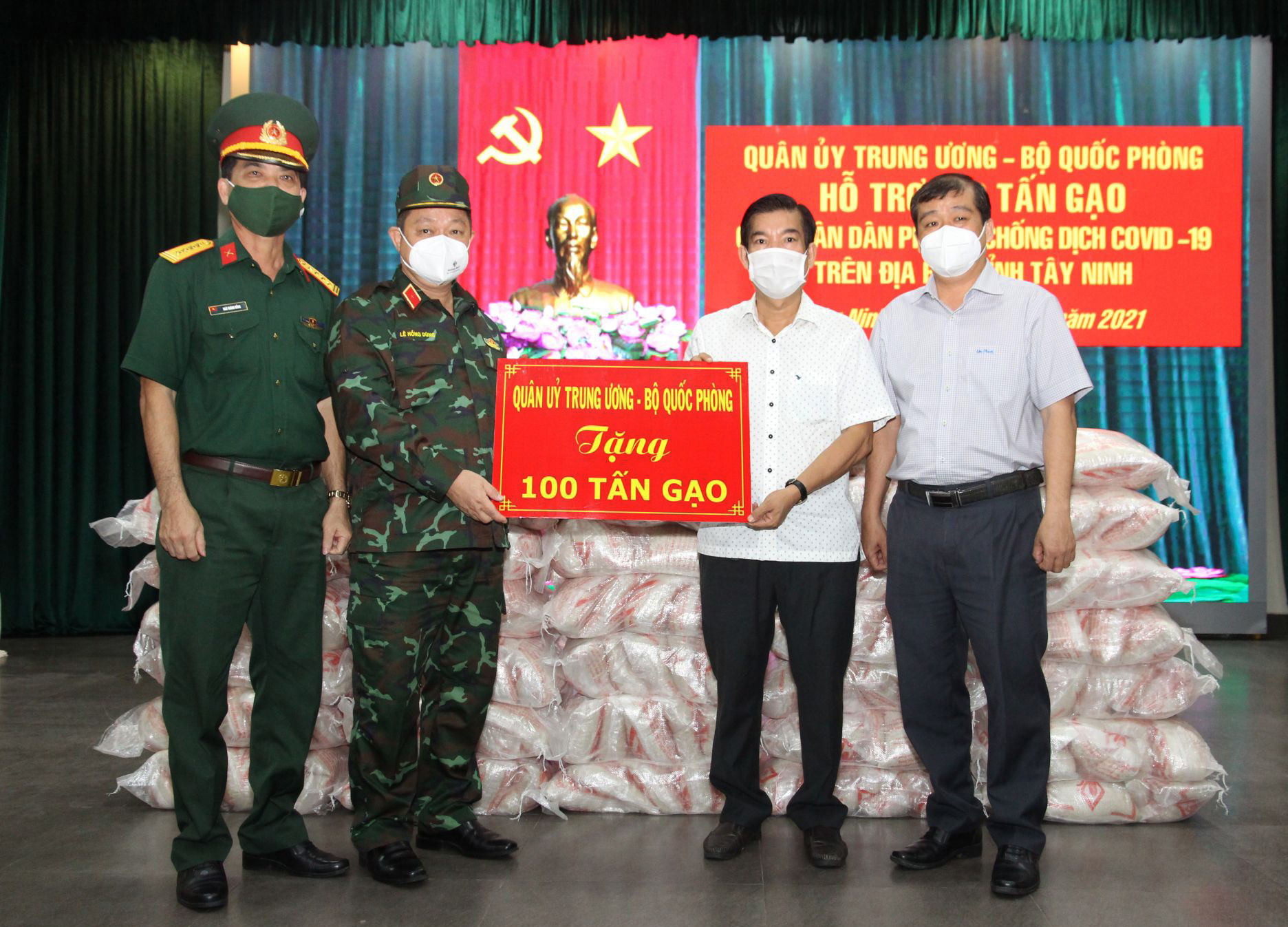 Bộ Quốc phòng hỗ trợ Tây Ninh 100 tấn gạo