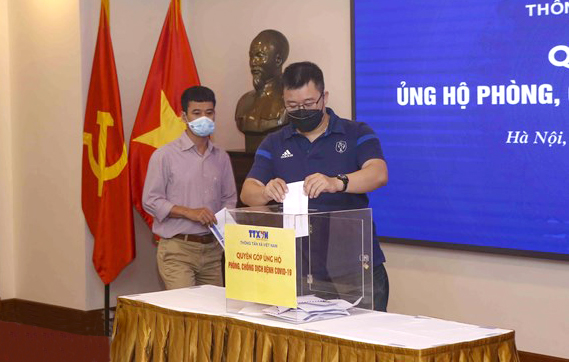 Cán bộ, nhân viên TTXVN quyên góp ủng hộ công tác phòng, chống dịch COVID-19