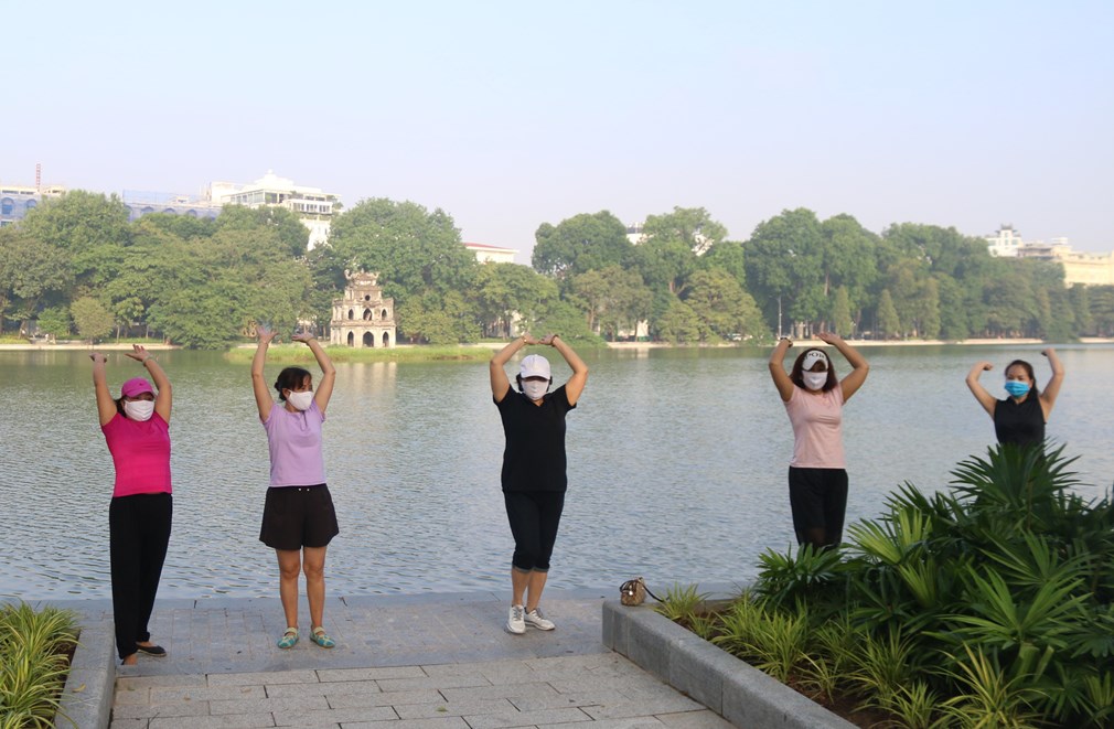 Người Hà Nội hào hứng tập thể dục ngoài trời