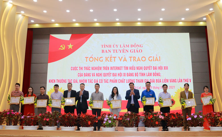 Lâm Đồng Trao giải cuộc thi trắc nghiệm trên Internet tìm hiểu Nghị quyết Đại hội Đảng
