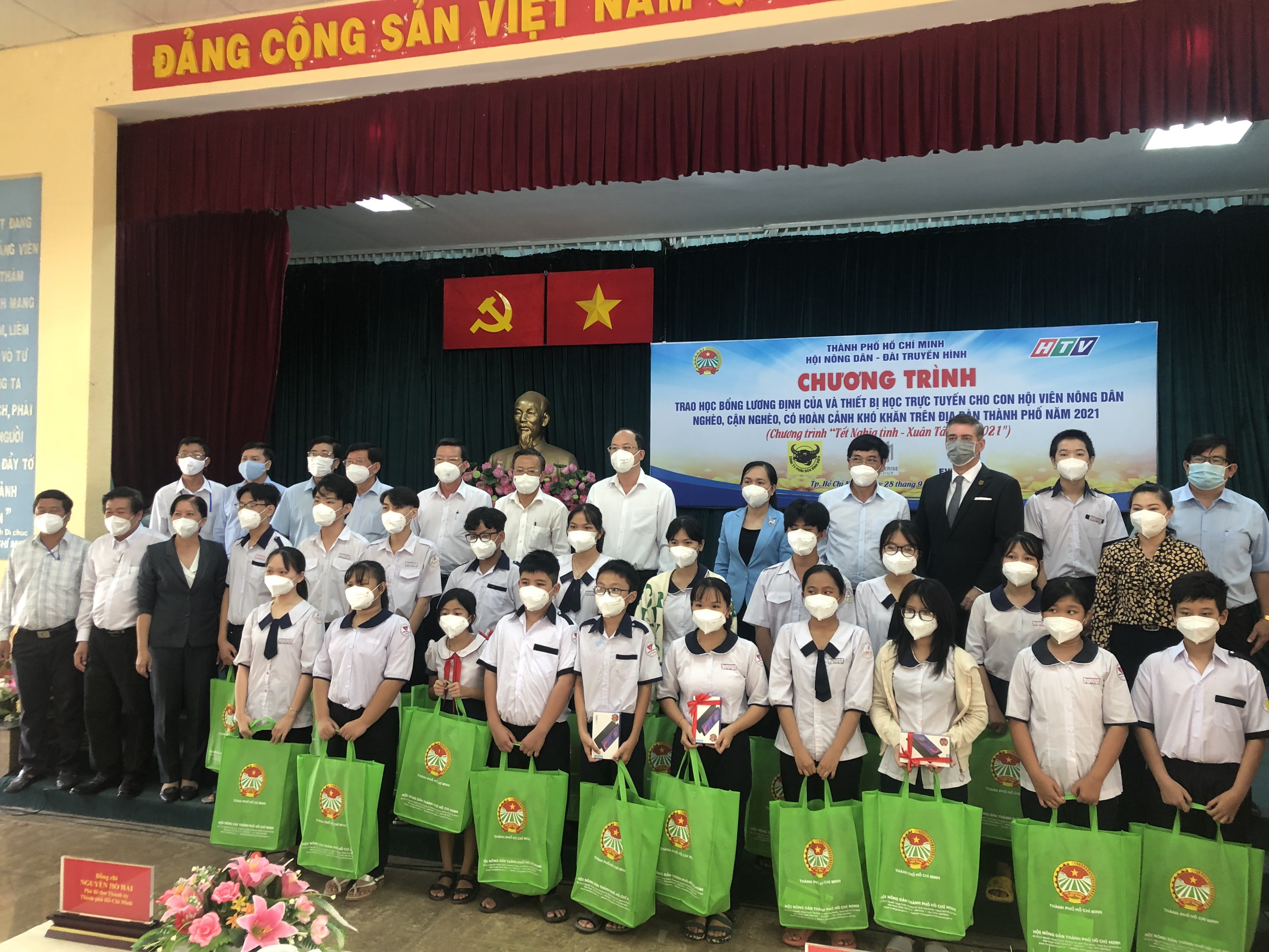EVNHCMC trao thiết bị học trực tuyến cho học sinh nghèo