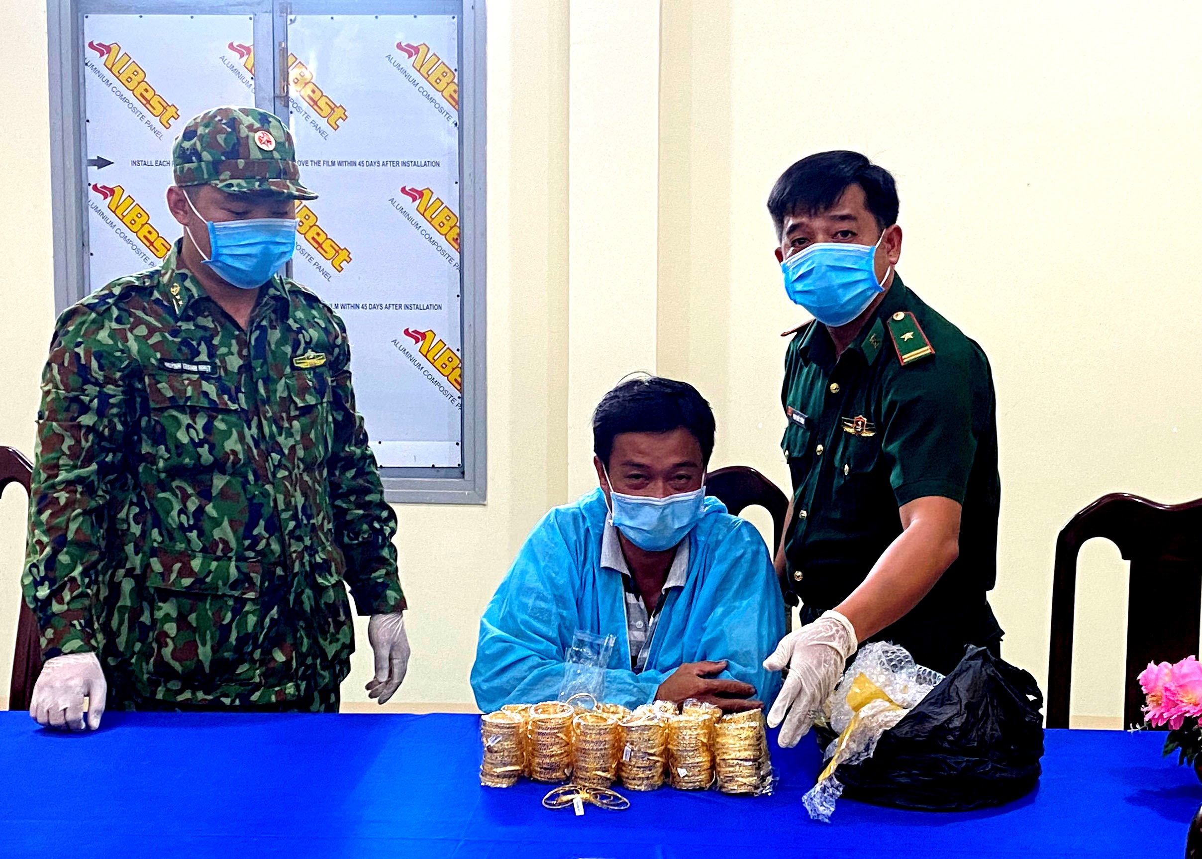 An Giang Bắt vụ vận chuyển trái phép 2,2 kg kim loại nghi là vàng
