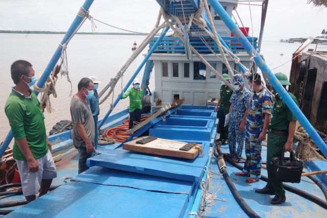 Sóc Trăng bắt phương tiện vận chuyển dầu không rõ nguồn gốc