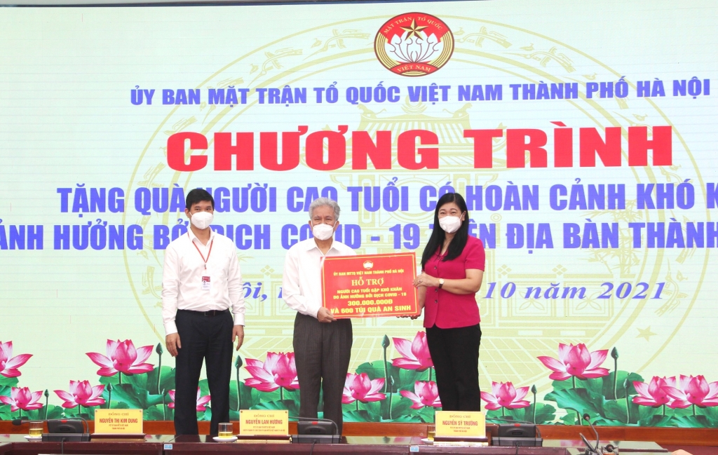 Hà Nội Trao tặng 600 suất quà cho người cao tuổi có hoàn cảnh khó khăn do dịch