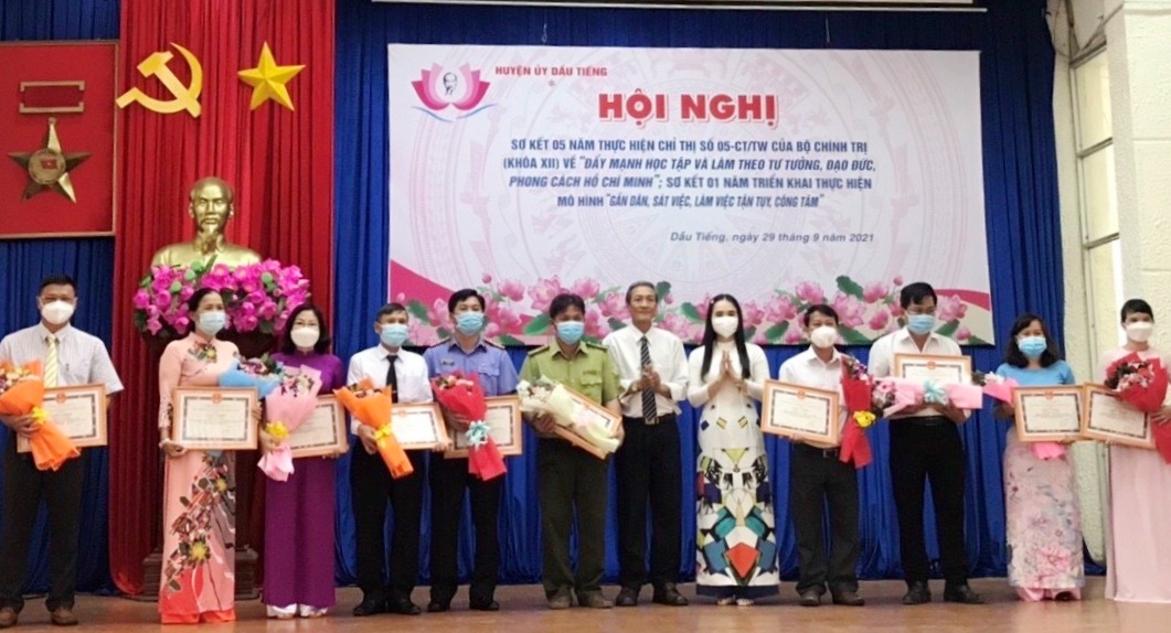Huyện ủy Dầu Tiếng Sơ kết 5 năm thực hiện Chỉ thị 05 của Bộ Chính trị khóa XII
