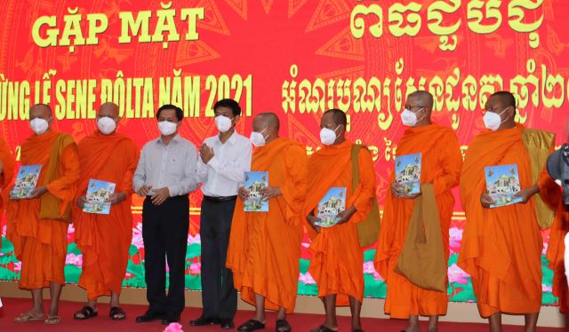 Sóc Trăng gặp mặt, chúc mừng Lễ Sene Đôlta của đồng bào Khmer