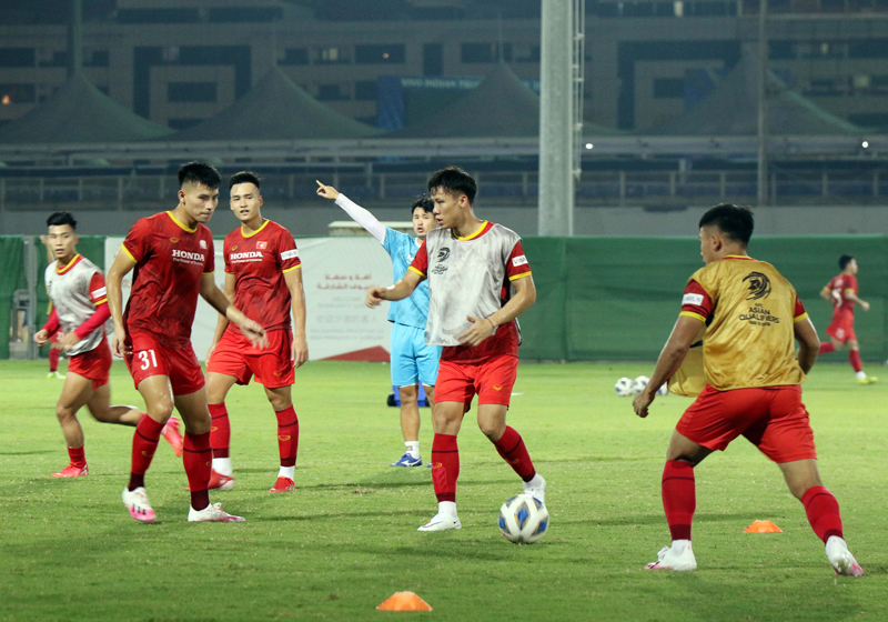 Buổi tập đầu tiên của tuyển Việt Nam tại UAE chờ đấu Trung Quốc