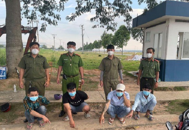 Bắt nhóm đối tượng giả dân phòng tàng trữ ma túy