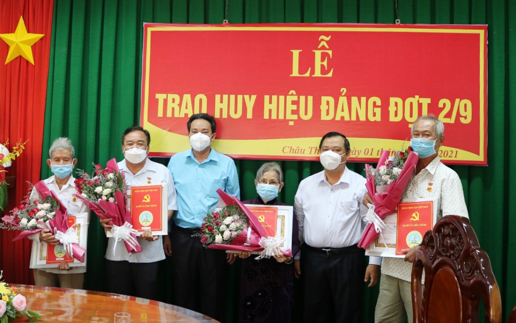 An Giang Trao Huy hiệu Đảng cho các đảng viên cao tuổi