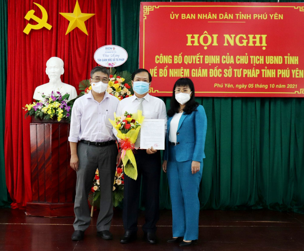 Trao quyết định bổ nhiệm Giám đốc Sở Tư pháp tỉnh Phú Yên
