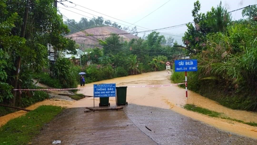 Ngập lụt, sạt lở nhiều vị trí giao thông tại Quảng Trị, Quảng Nam
