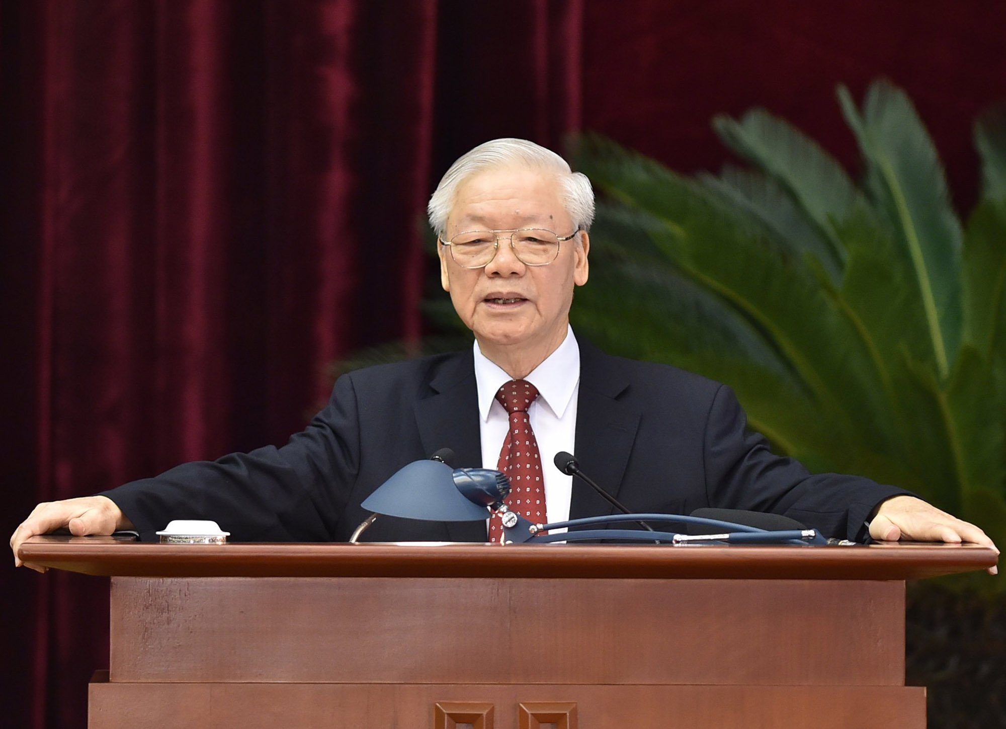 Đấu tranh mạnh mẽ chống chủ nghĩa cá nhân, thói ích kỷ vụ lợi, lợi ích nhóm