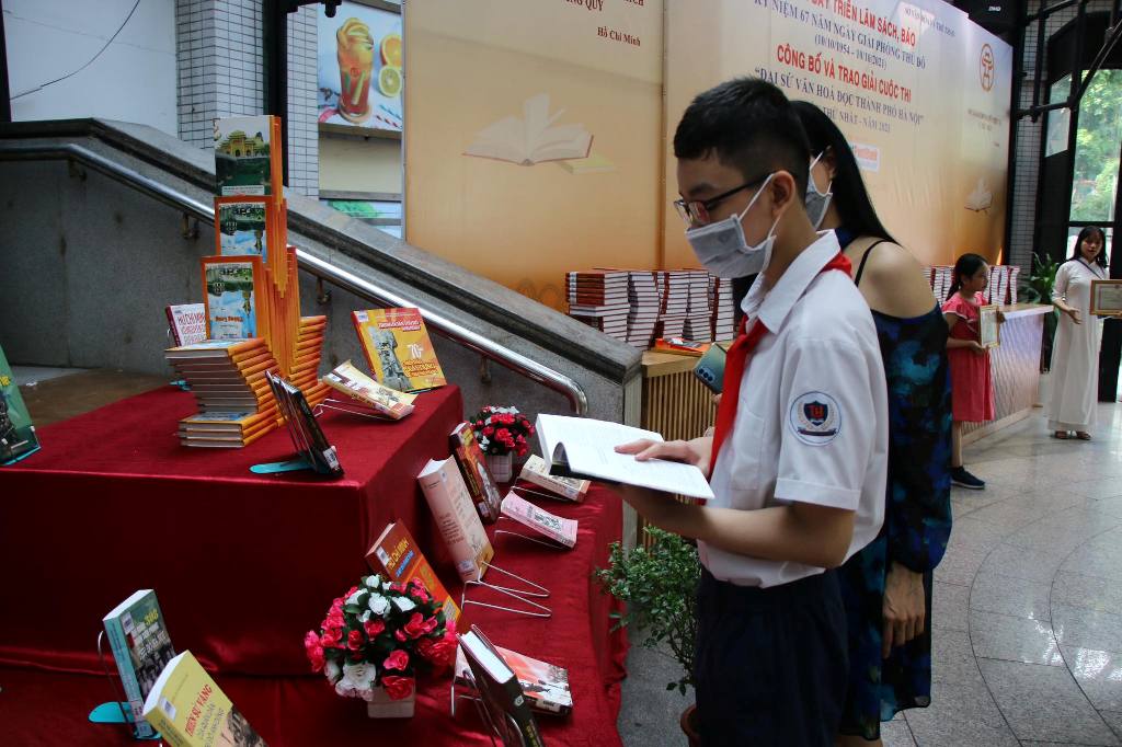 Hà Nội Trưng bày sách báo và trao giải cuộc thi Đại sứ văn hóa đọc
