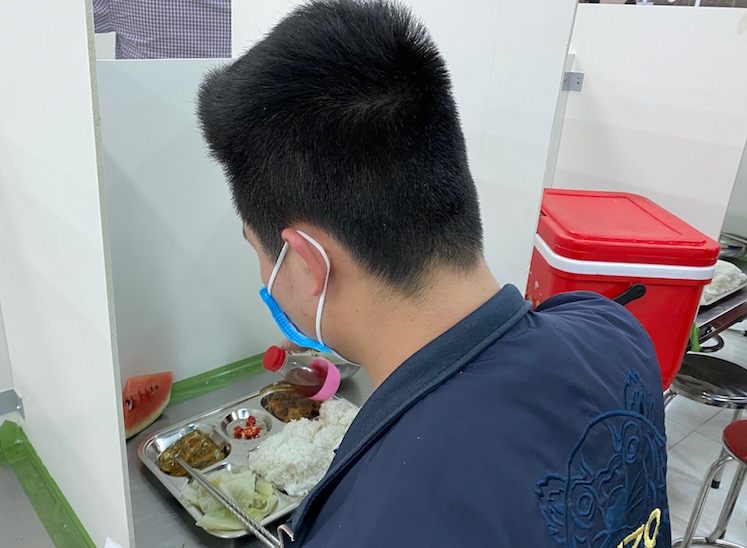Hỗ trợ bữa ăn cho đoàn viên, người lao động đang thực hiện “1 cung đường 2 điểm đến”