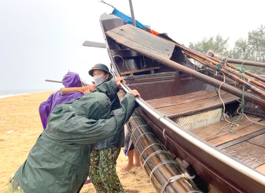 Thừa Thiên Huế triển khai phương án ứng phó áp thấp nhiệt đới khả năng mạnh lên thành bão