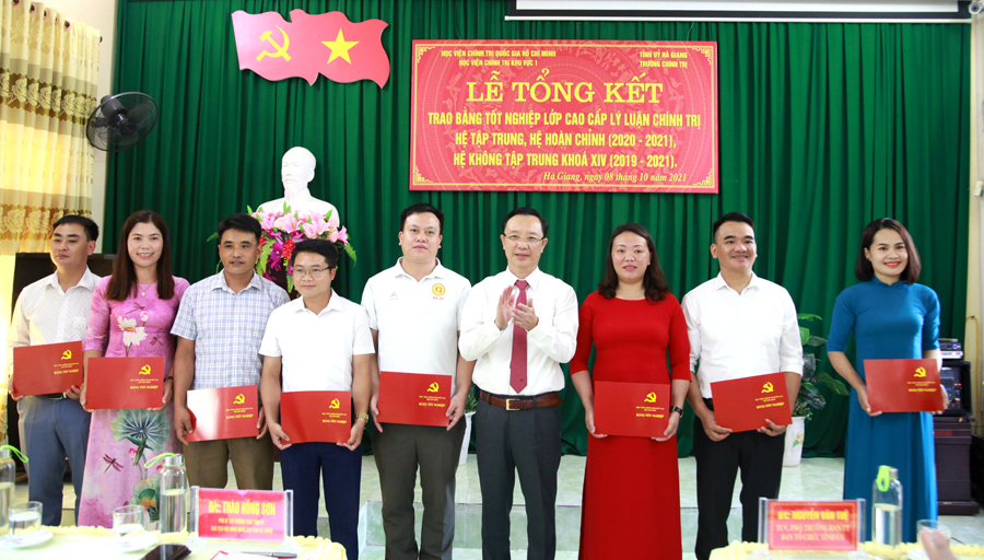 Hà Giang Trang bị trình độ cao cấp lý luận chính trị cho 144 cán bộ