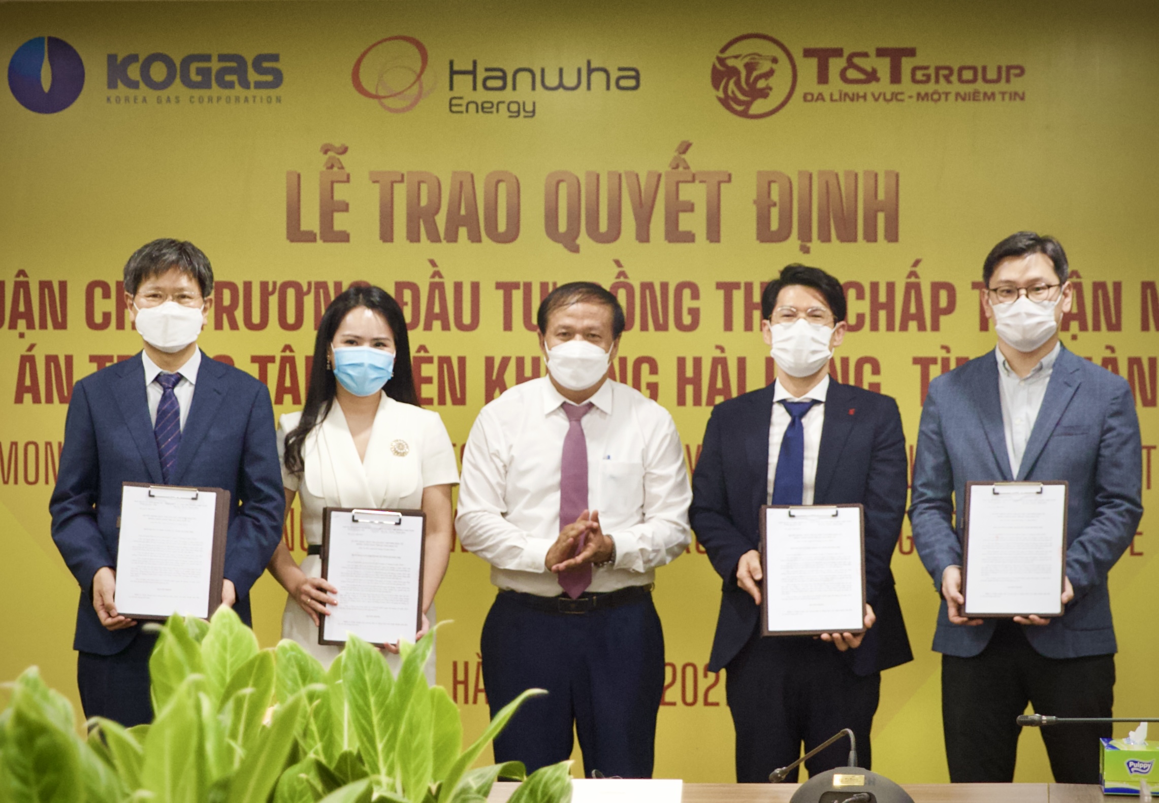 Trao quyết định chủ trương đầu tư dự án Trung tâm điện khí LNG Hải Lăng trị giá 2,3 tỷ USD