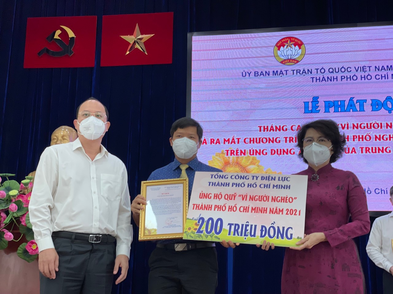 EVNHCMC ủng hộ 200 triệu đồng Quỹ “Vì người nghèo” của TP Hồ Chí Minh