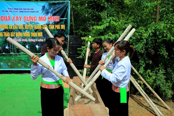 Bảo tồn văn hóa gắn với phát triển du lịch của đồng bào Dao Mường