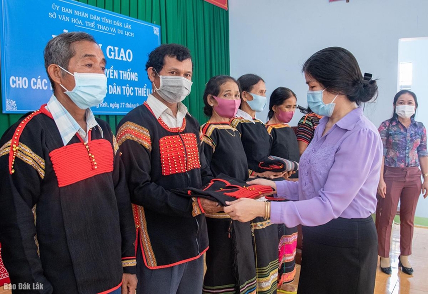 Cấp trang phục truyền thống cho nghệ nhân DTTS