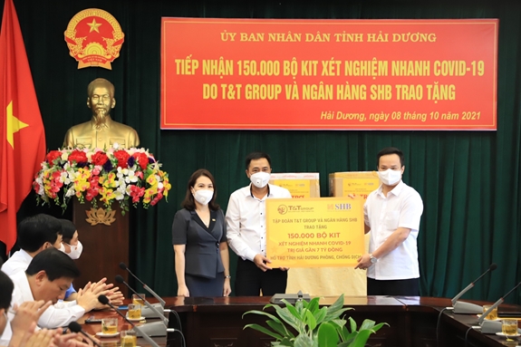 Tập đoàn T T Group và ngân hàng SHB hỗ trợ Hải Dương 150 000 bộ kit xét nghiệm nhanh trị giá gần 7 tỷ đồng