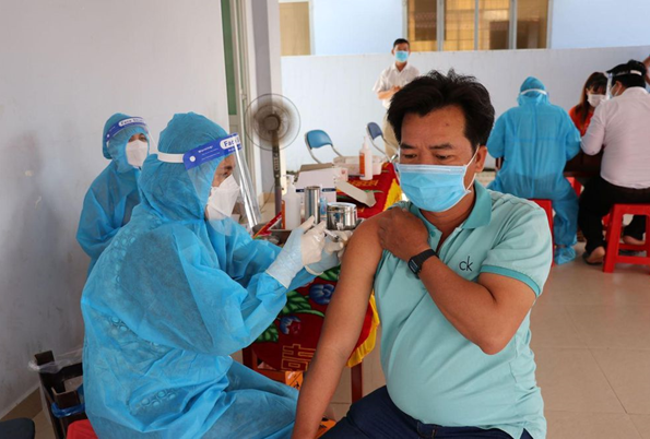 Áp dụng hình thức lựa chọn nhà thầu mua vaccine phòng COVID-19 do AstraZeneca sản xuất