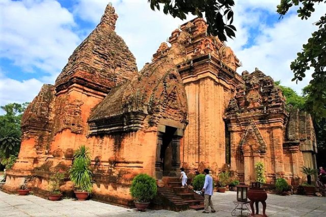 Tháp Bà Ponagar và danh thắng Hòn Chồng mở cửa đón khách từ ngày 15 10