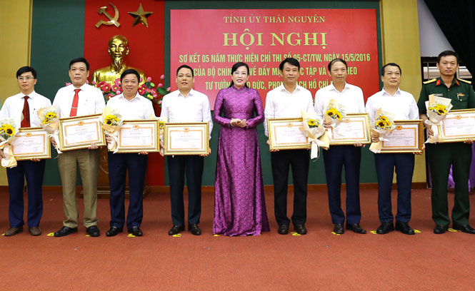 Tạo chuyển biến tích cực, mạnh mẽ trong học và làm theo Bác