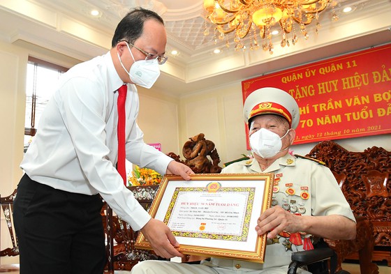 TP Hồ Chí Minh Trao Huy hiệu cho các đảng viên cao tuổi Đảng