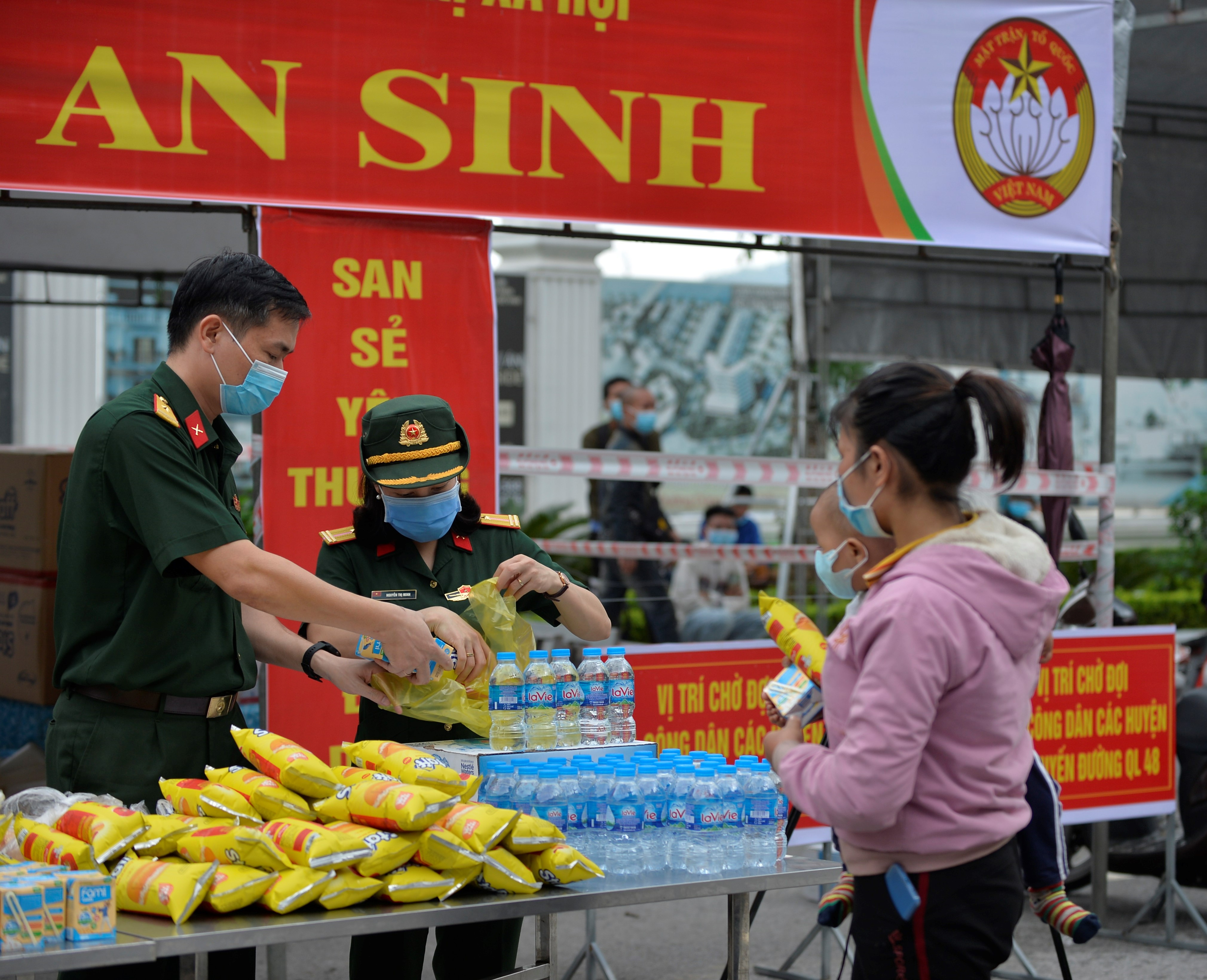 Tiếp sức giúp dân về quê an toàn