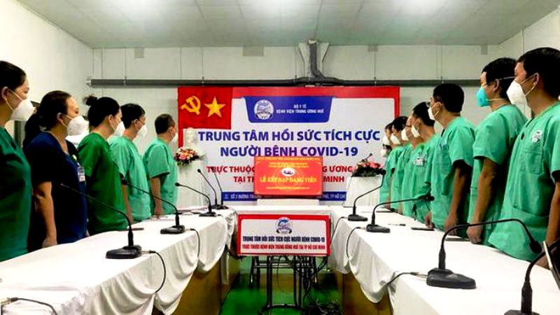 Kết nạp Đảng nơi tuyến đầu chống dịch