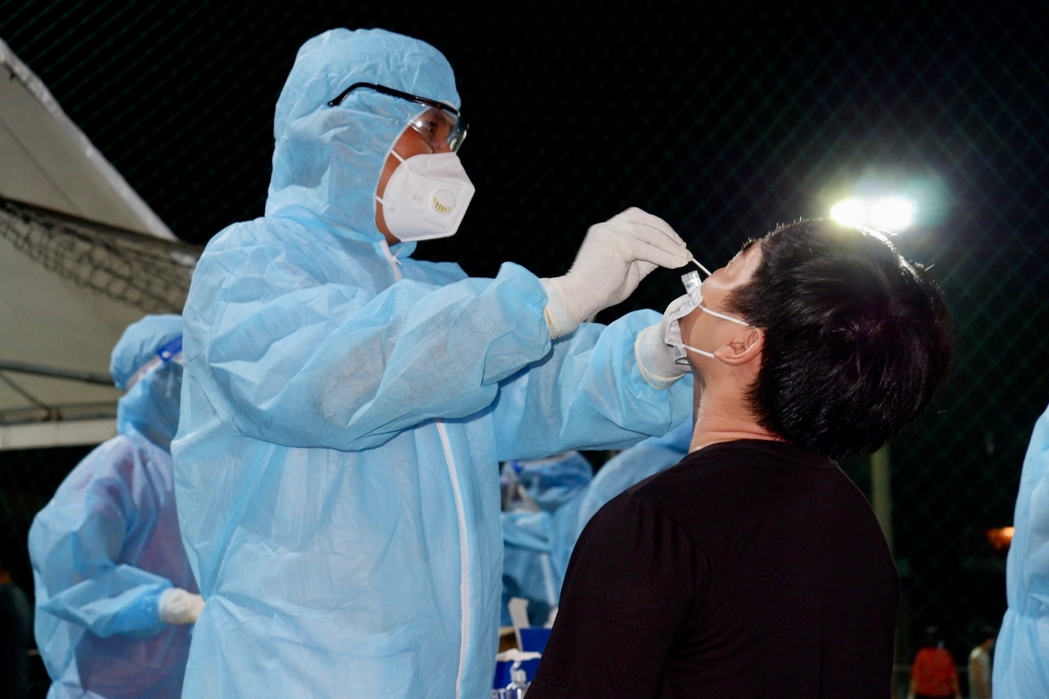 Người tiêm đủ 2 mũi vắc xin phòng COVID-19 không phải xét nghiệm khi đi lại