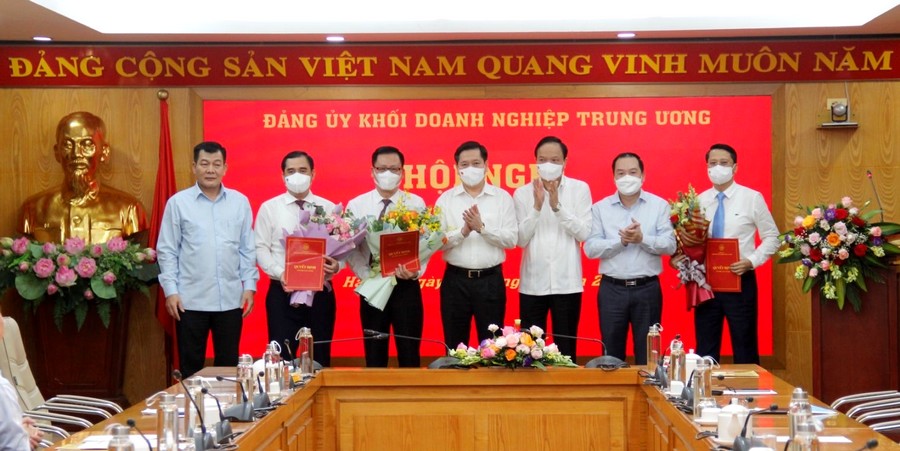 Đảng ủy Khối Doanh nghiệp Trung ương công bố và trao Quyết định về công tác cán bộ