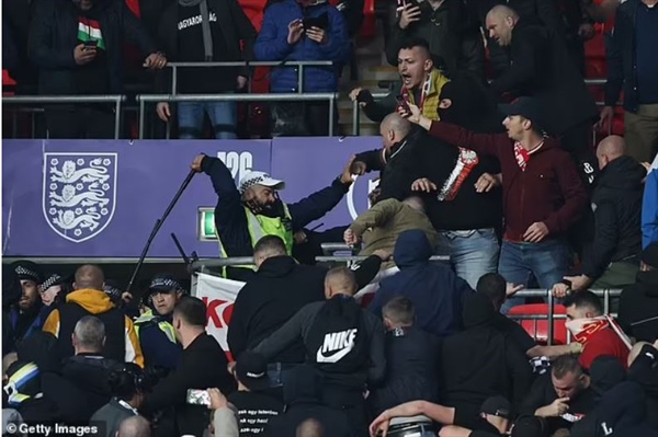 FIFA điều tra vụ bạo lực tại sân vận động Wembley