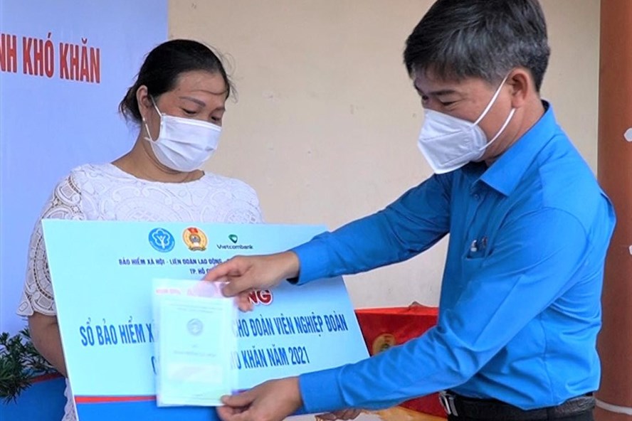 TP Hồ Chí Minh tặng 500 sổ bảo hiểm xã hội tự nguyện cho đoàn viên nghiệp đoàn