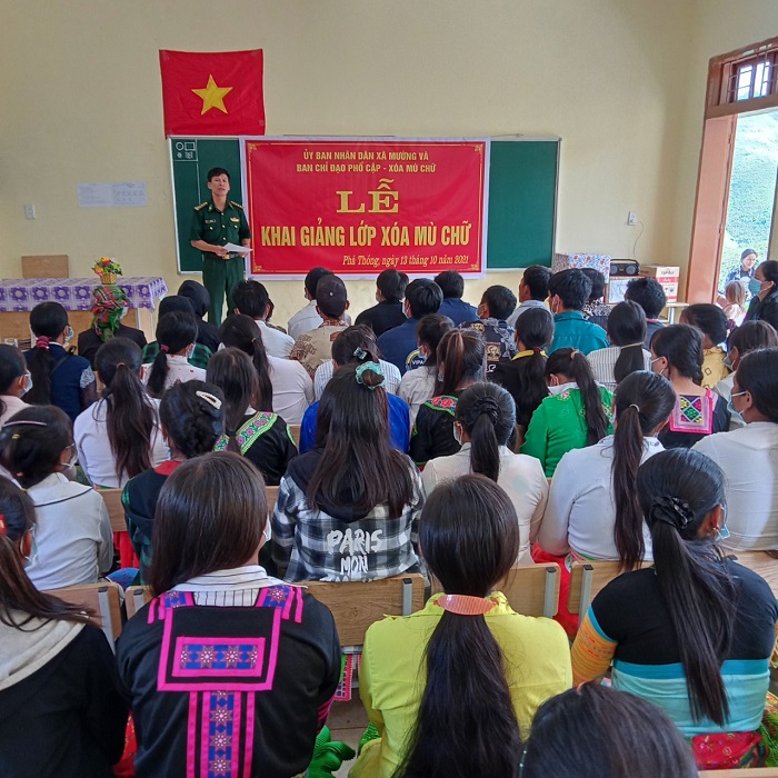 Gieo chữ viết tới đồng bào dân tộc Mông ở Sơn La