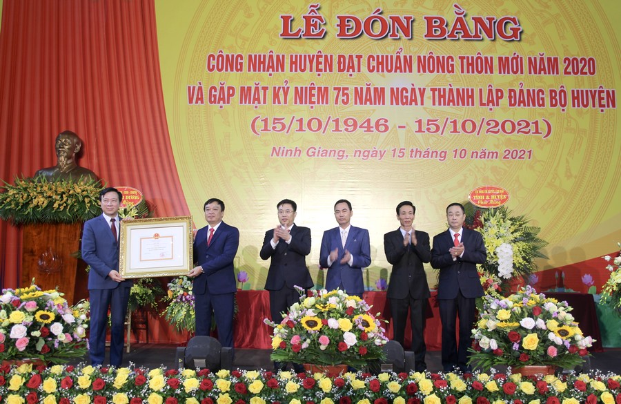 Ninh Giang đón bằng công nhận huyện đạt chuẩn Nông thôn mới