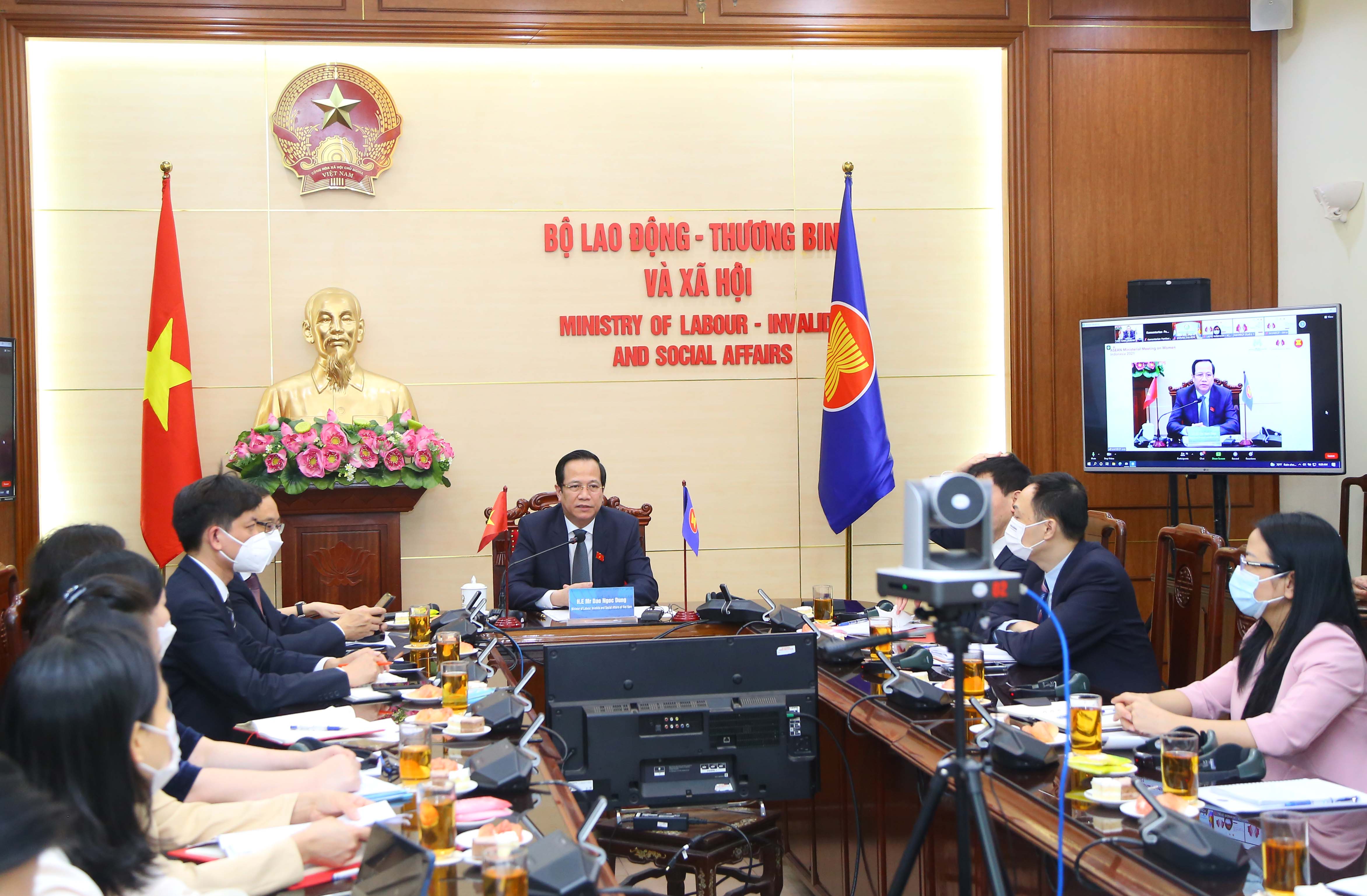 Nâng cao năng lực tiếp cận công nghệ số cho phụ nữ và trẻ em gái