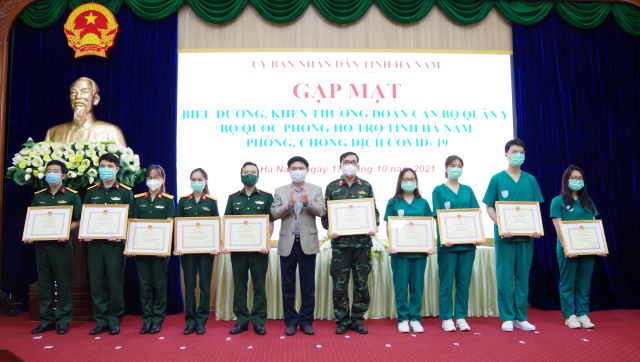 Hà Nam Khen thưởng y, bác sỹ Quân đội trong phòng, chống dịch COVID-19