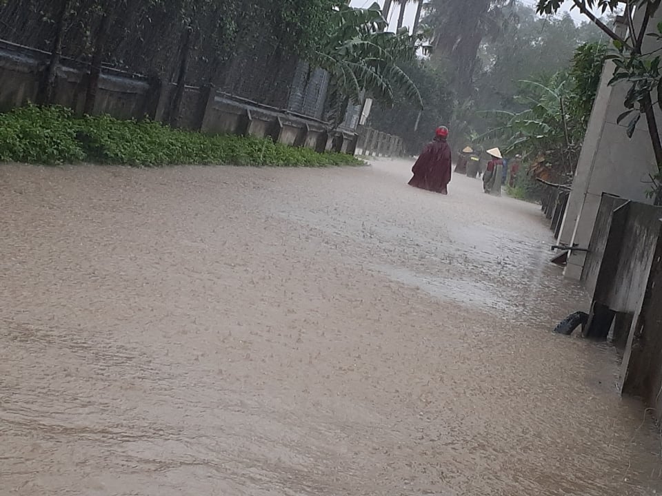 Hướng dẫn người dân đi lại an toàn khi có mưa lũ