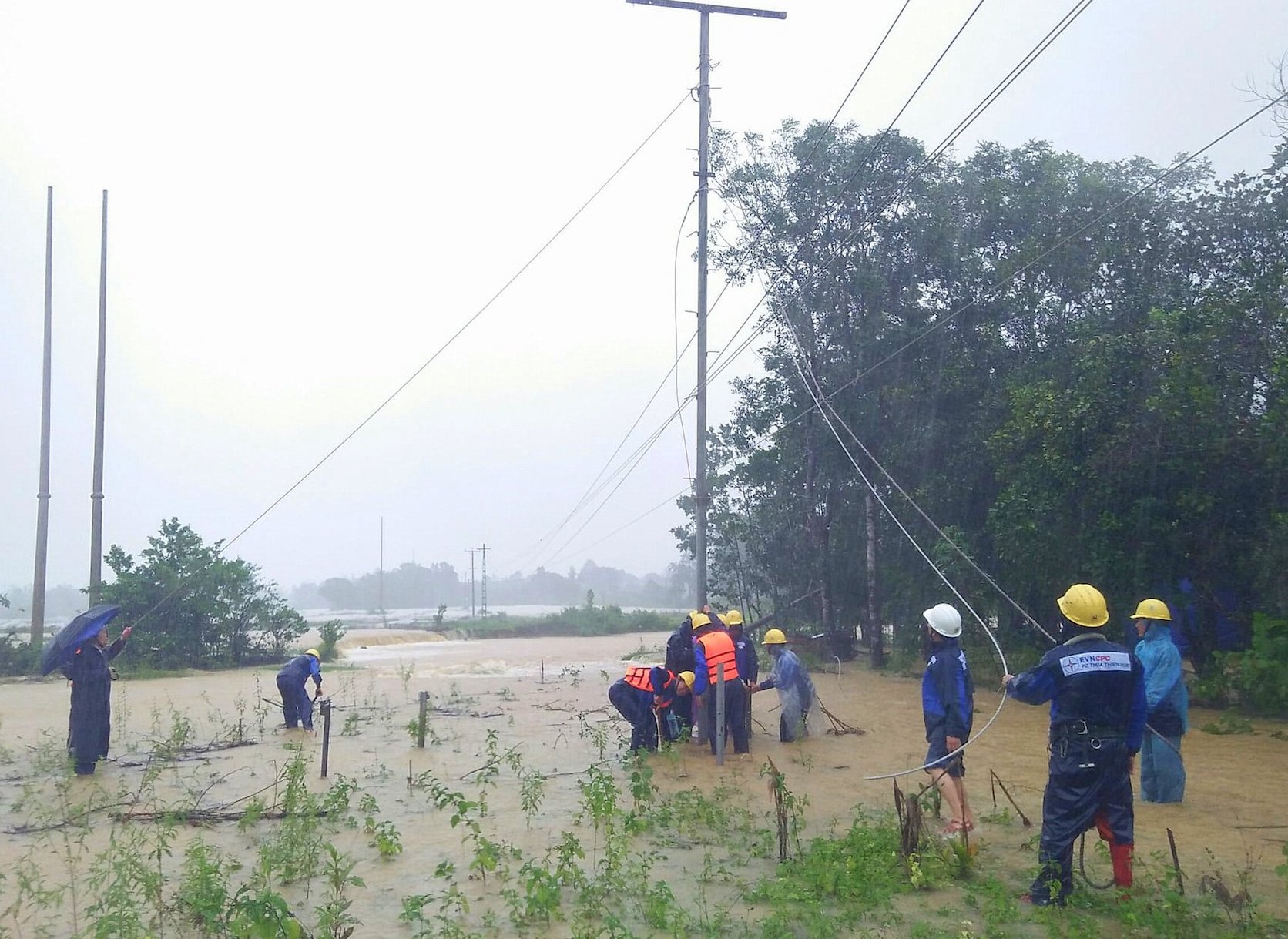 Khách hàng miền Trung – Tây Nguyên bị mất điện do mưa lũ đã được cấp trở lại