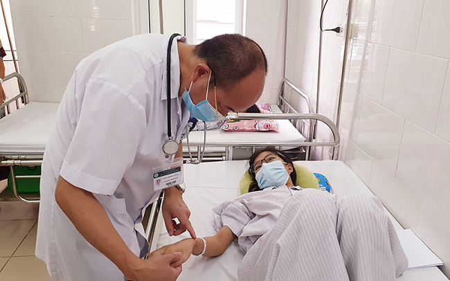 Phân biệt sốt do COVID-19 và sốt xuất huyết