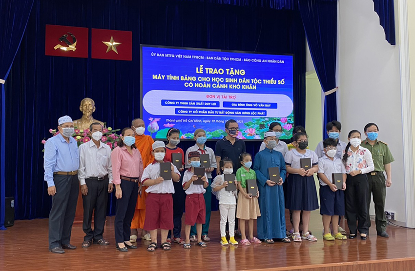 TP Hồ Chí Minh Trao tặng 90 máy tính bảng hỗ trợ hoạt động học trực tuyến cho học sinh dân tộc Chăm và Khmer