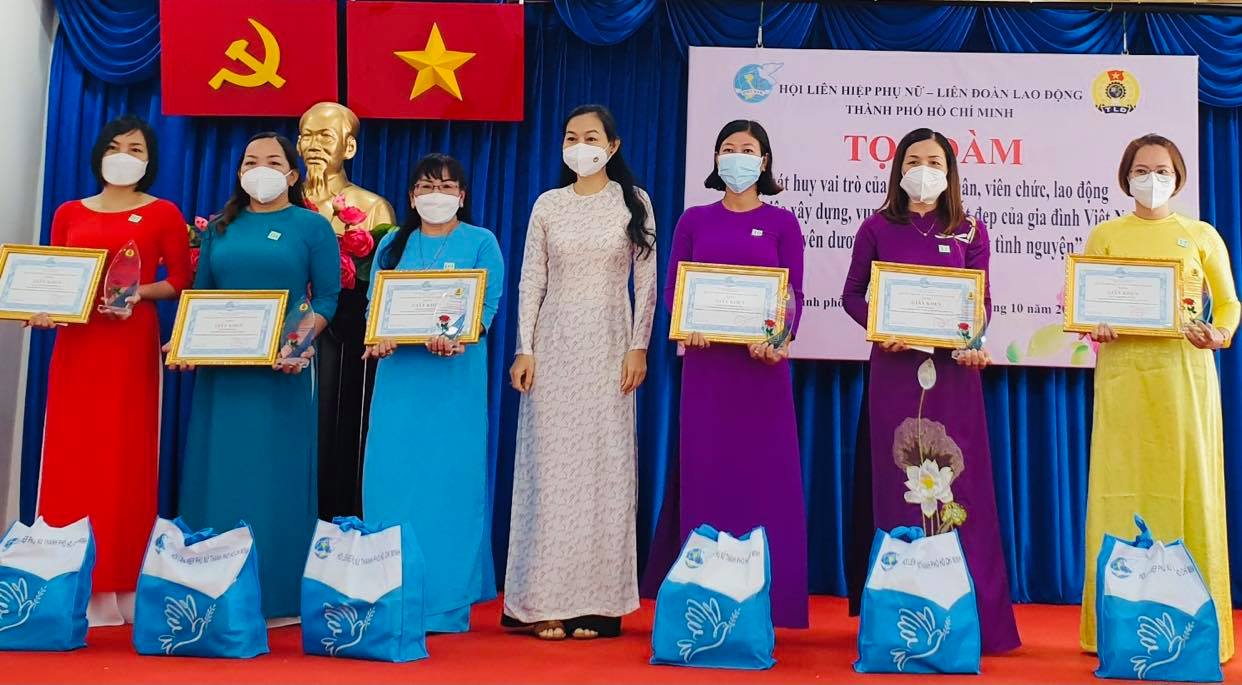 Tuyên dương 64 “Đóa hồng tình nguyện” phòng, chống dịch COVID-19
