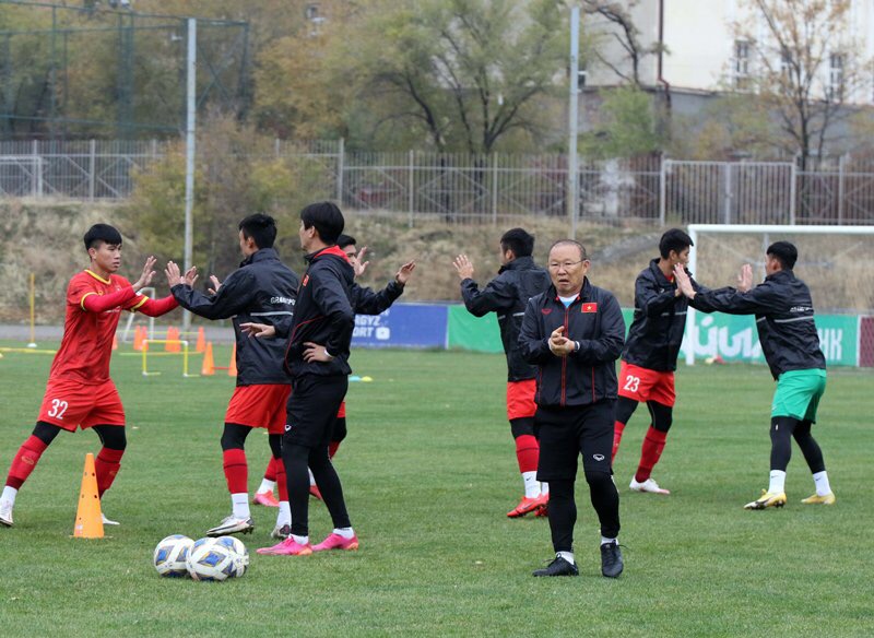 Đội tuyển U23 Việt Nam luyện tập dưới thời tiết lạnh giá